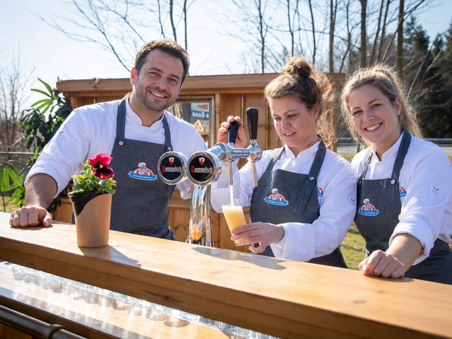 Het team van De Gezellige Brabander achter de bar