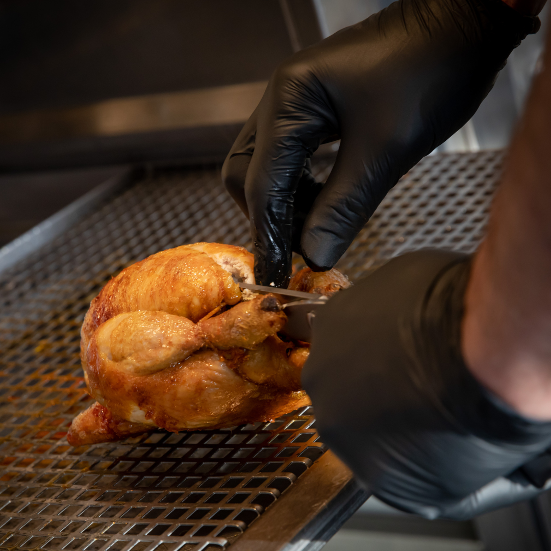 Vers gegrilde kip op locatie met het huren van de kippengrillkraam